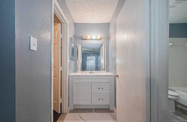 Building Photo - 12615 Brookglade Cir