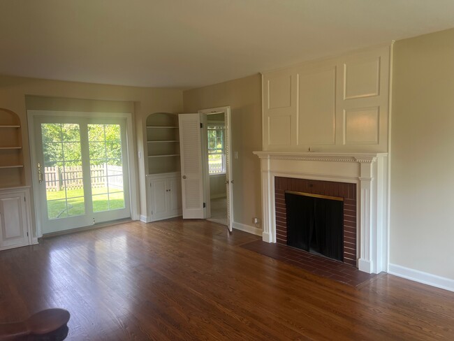 Building Photo - 645 Hi View Ct