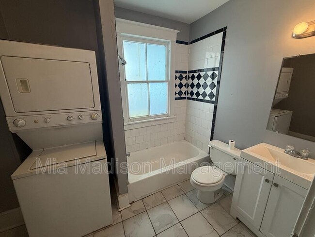 Building Photo - 607 W 44th St