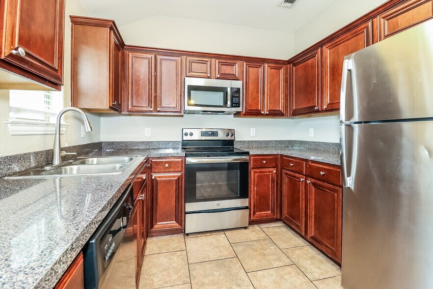 Building Photo - 7617 Hollow Forest Dr