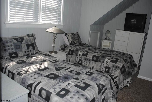 Building Photo - 110 N Gladstone Ave