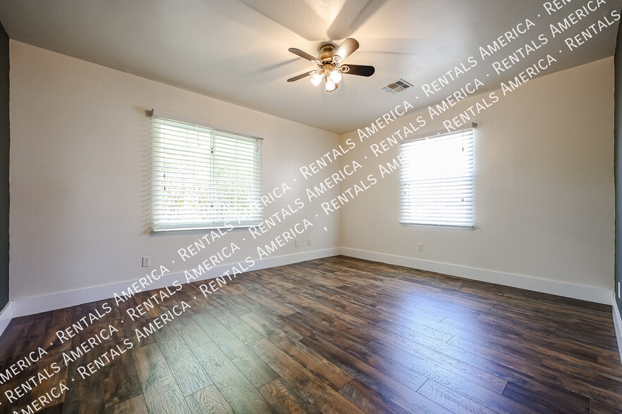 Building Photo - 1310 W Glenrosa Ave