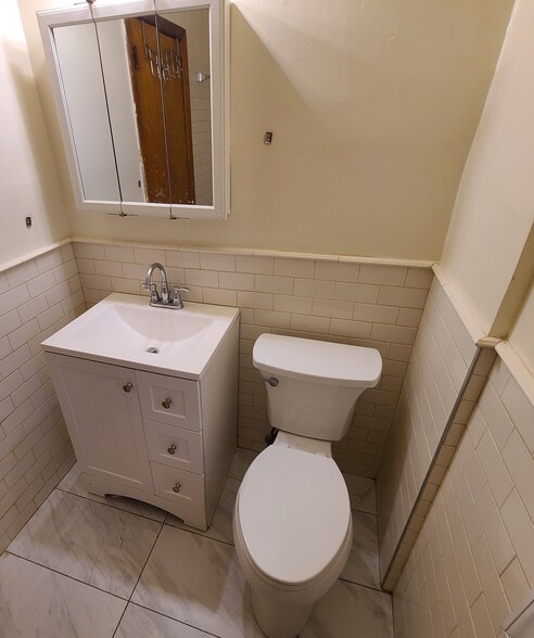 Building Photo - 166 Huber St