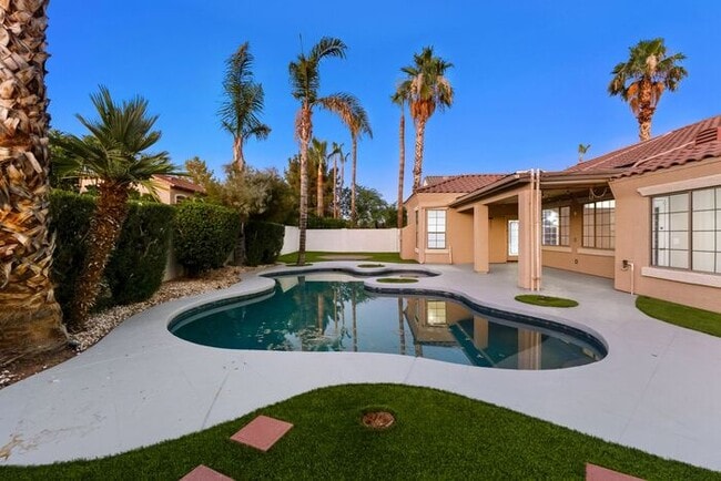 Building Photo - Gorgeous Everything you Need 4Bedroom plus Den Chandler Home!