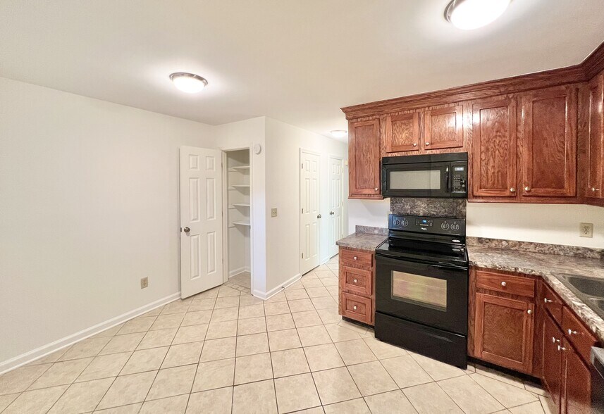 Kitchen/Dining - 274 Fleming Rd