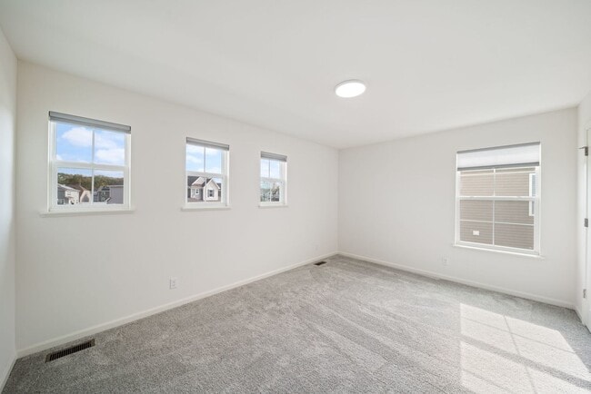 Building Photo - 356 S Pointe Ave