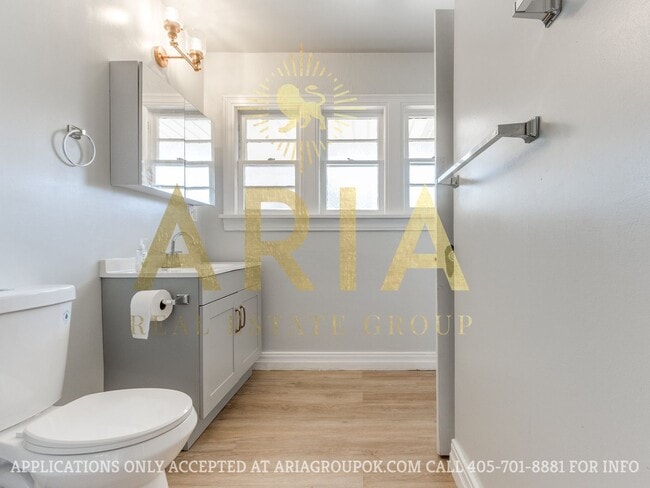 Building Photo - *COMING SOON!* UPDATED 3 BED/2 BATH DUPLEX...