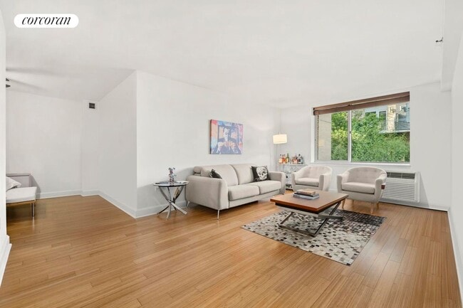Building Photo - 505 W 47th St