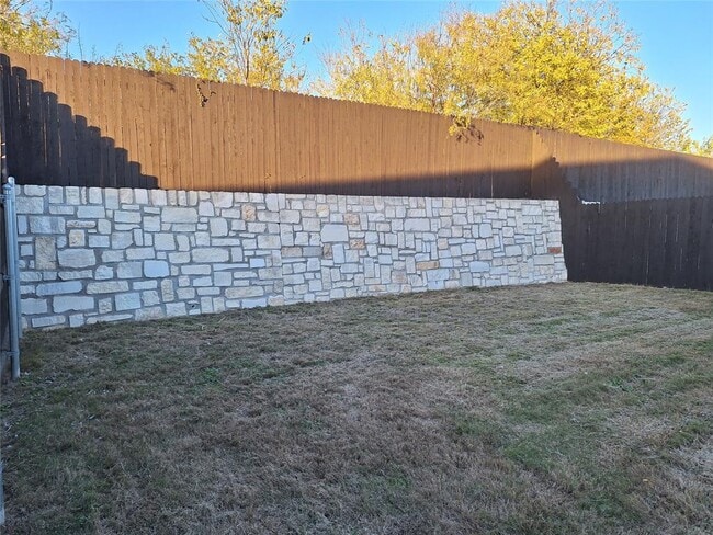 Building Photo - 758 Staglin St