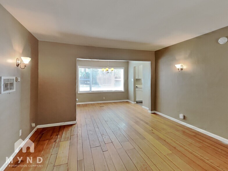 Building Photo - 2141 Royal Oaks Dr