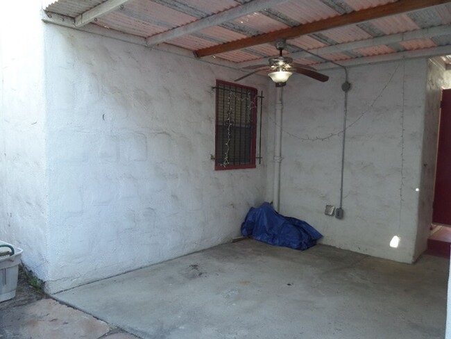 Building Photo - 2 Bedroom-1 Bathroom Single Story Home in ...