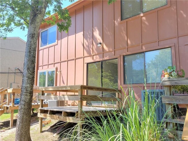 Building Photo - 3923 Old Oaks Dr