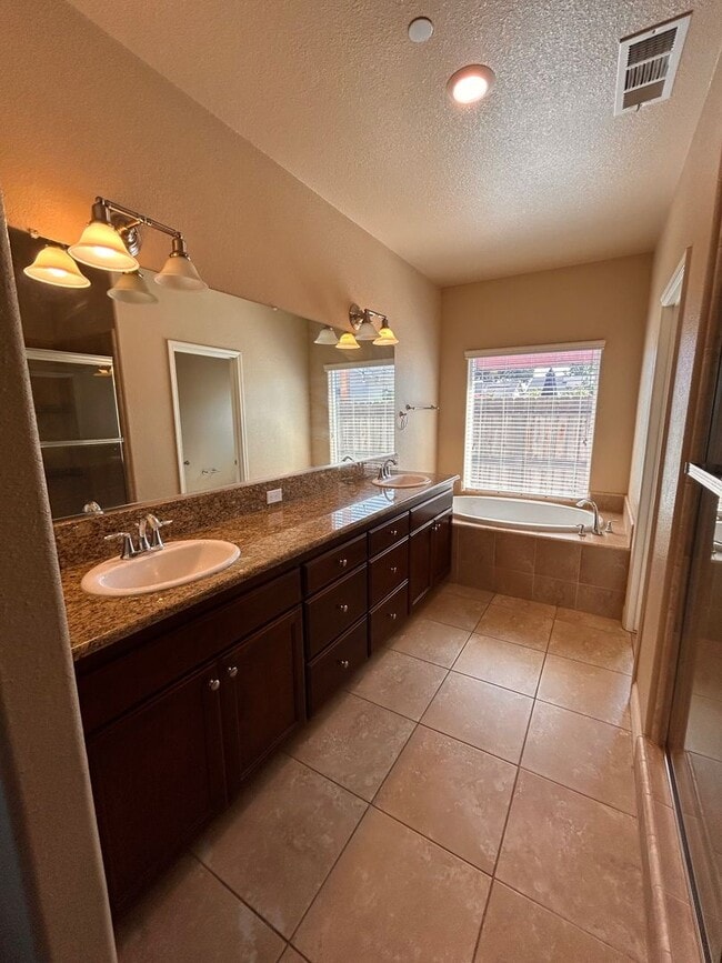 Building Photo - Beautiful home for rent in Visalia!