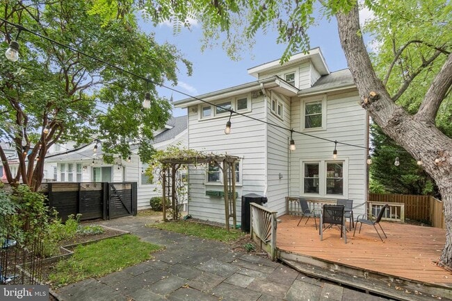 Building Photo - 2439 Monroe St NE