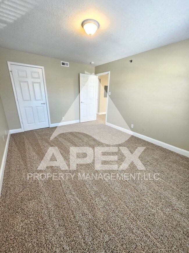 Building Photo - MOVE-IN SPECIAL,NO RENT TIL APRIL 1ST! - AVALON APARTMENT HOMES---NICE 3BD - 1BA Apartment off To...