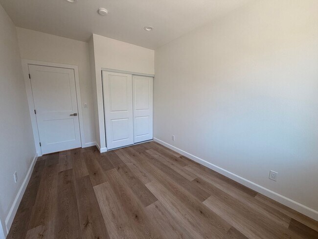 Building Photo - LA T 2947-2949