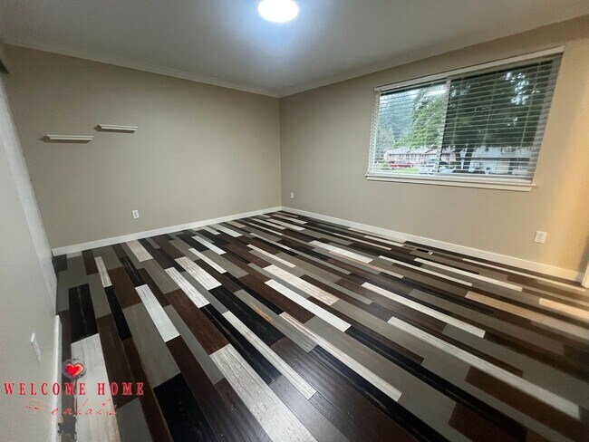 Building Photo - Remodeled rambler, no carpet, with HUGE fenced yard!!