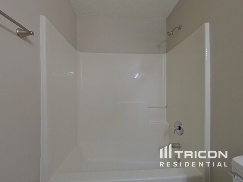 Building Photo - 2203 Ballingarry Dr