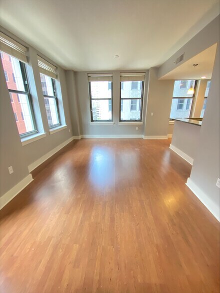 Living roo - 314 N Broadway