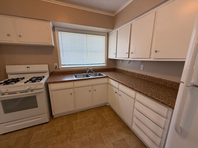 Building Photo - 3 Bed, 1.5 Bath Fenced Pets Allowed