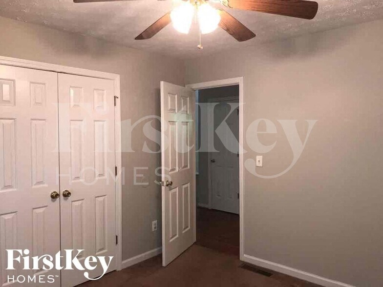 Building Photo - 5036 Balus Dr