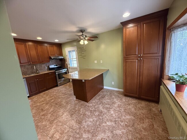 Building Photo - 573 Lakeville Rd