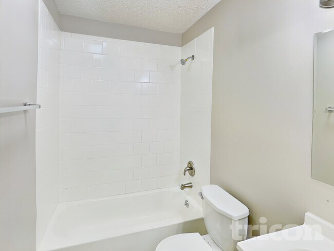 Building Photo - 2916 Vestal Pl