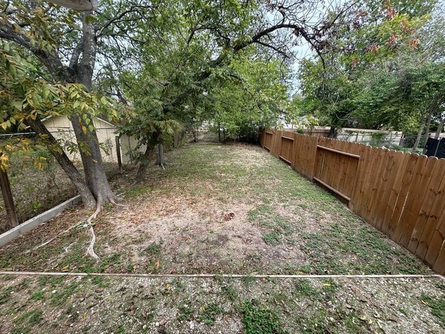 Building Photo - *MOVE IN SPECIAL* Charming Duplex with Fenced Yard – Minutes from St. Philip's College!