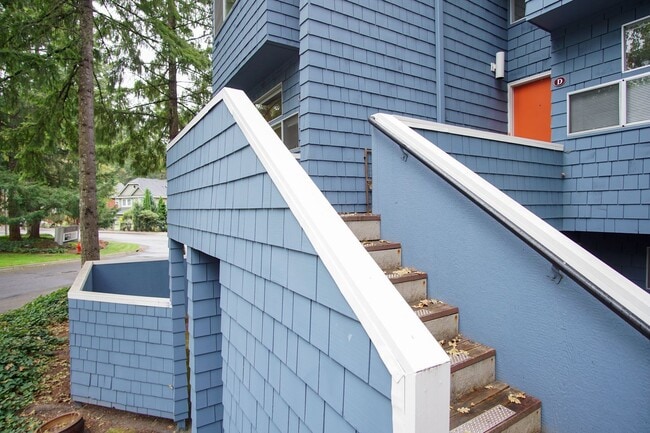 Building Photo - FREE RENT: Fantastic Lake Oswego 2Bdr w/Fireplace, Dishwasher & W/D + Balcony