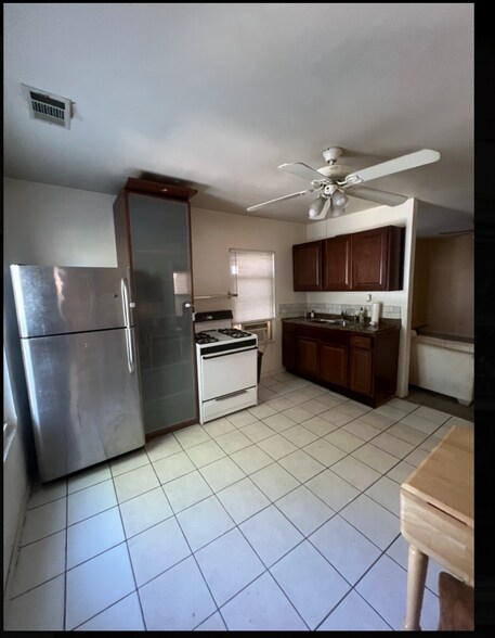 Building Photo - 821 N Hermitage Ave