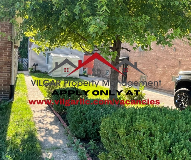 Building Photo - Step into comfort and style in this beauti...
