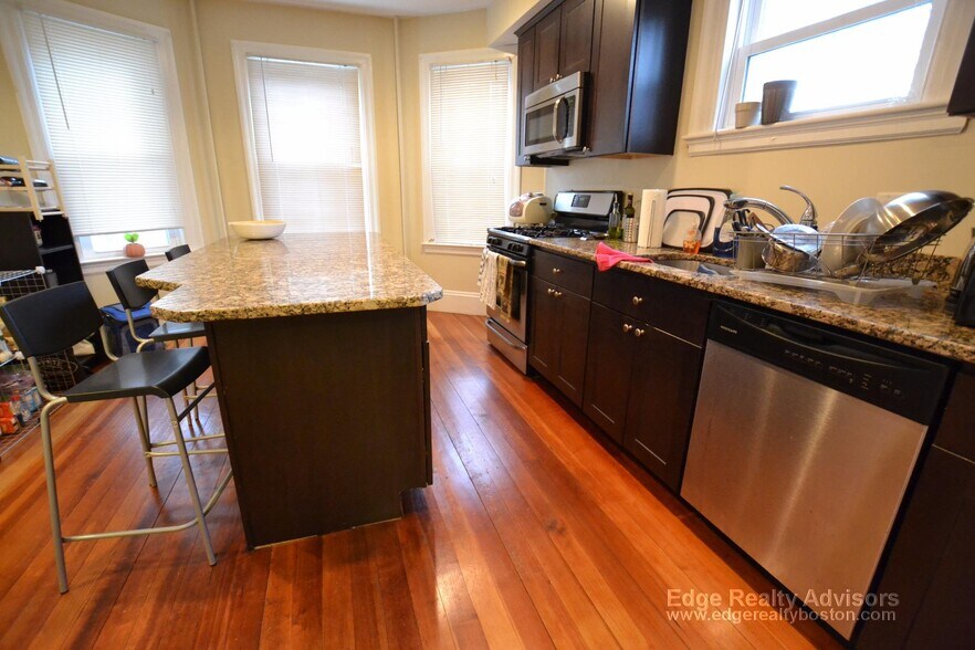 Building Photo - 74 Leicester St