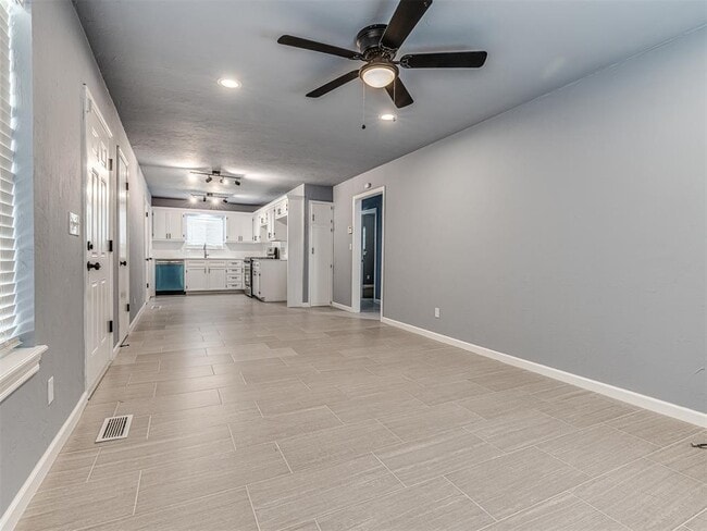 Building Photo - 14008 Gateway Dr