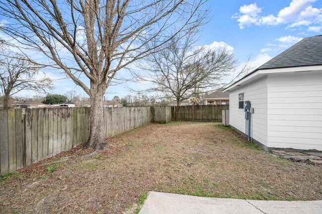 Building Photo - 2201 Hunters Trl Dr