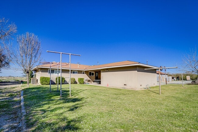 Building Photo - Charming Farmhouse Retreat in Northwest Bakersfield!