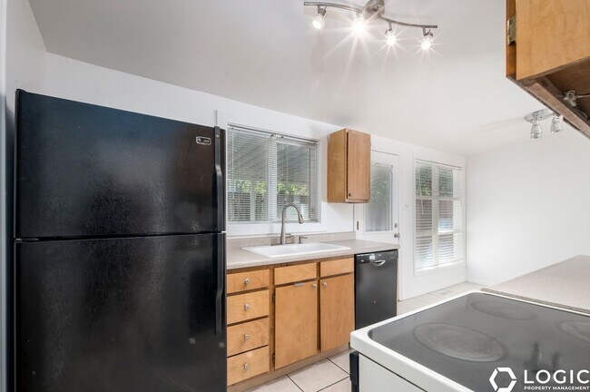 Building Photo - 6809 S Meadow Downs Way