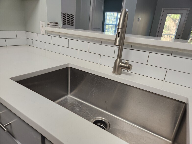 Building Photo - 2021 Basildon Rd