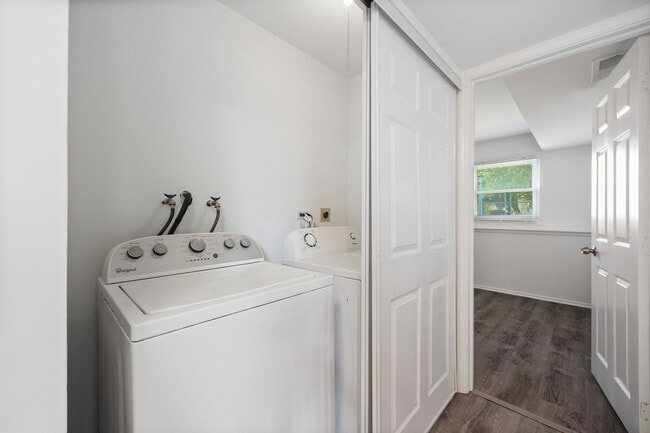 Building Photo - 2229 Kensington Dr