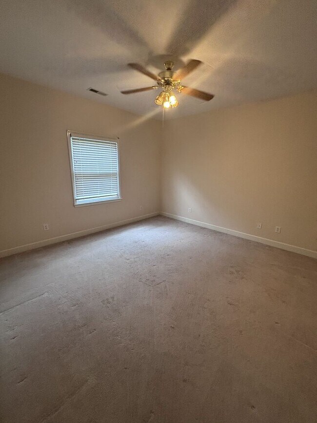 Building Photo - 2 Bed 2 Bath House for rent in time for the school year.