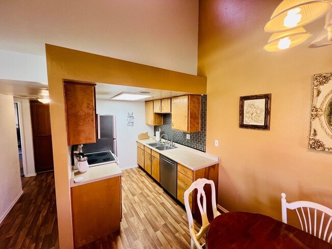 Building Photo - Inviting Gated Community Townhome—Jess Ran...