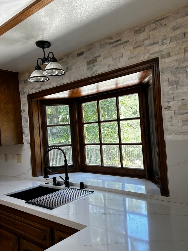 Building Photo - 778 N Valley Dr