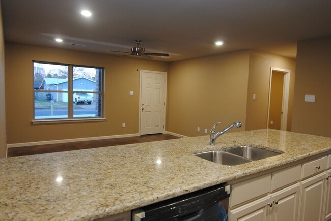Building Photo - 3/2 Open Floor Plan, One Level in Sherwood