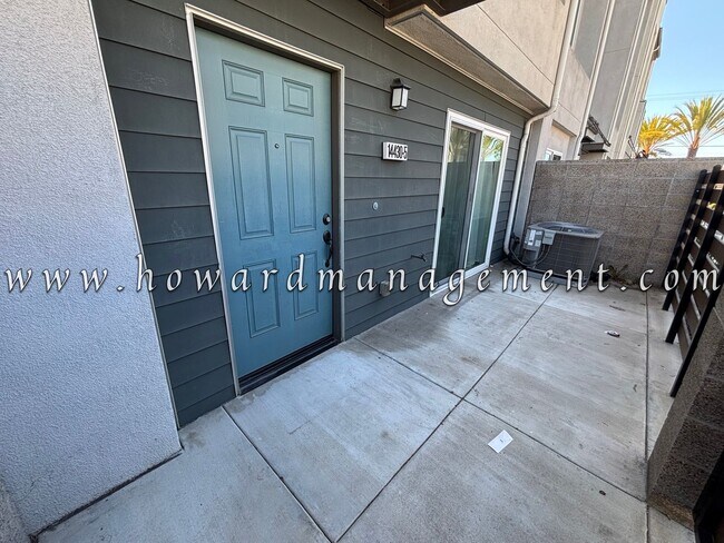 Building Photo - 3 Bed 3 Bath, Three Story Townhome with pr...