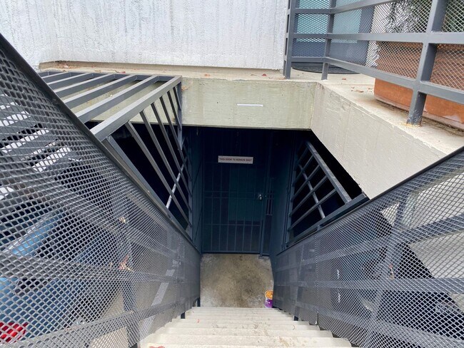 Building Photo - 2500 Abbot Kinney Blvd