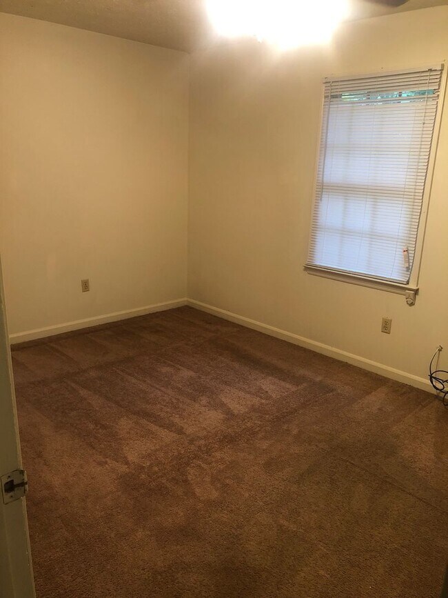 Building Photo - 2 Bedroom Duplex in Boulevard with a Yard