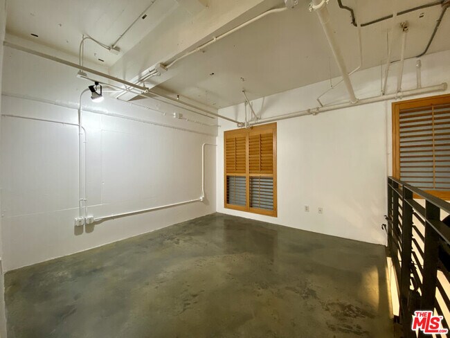 Building Photo - 1130 Flower St