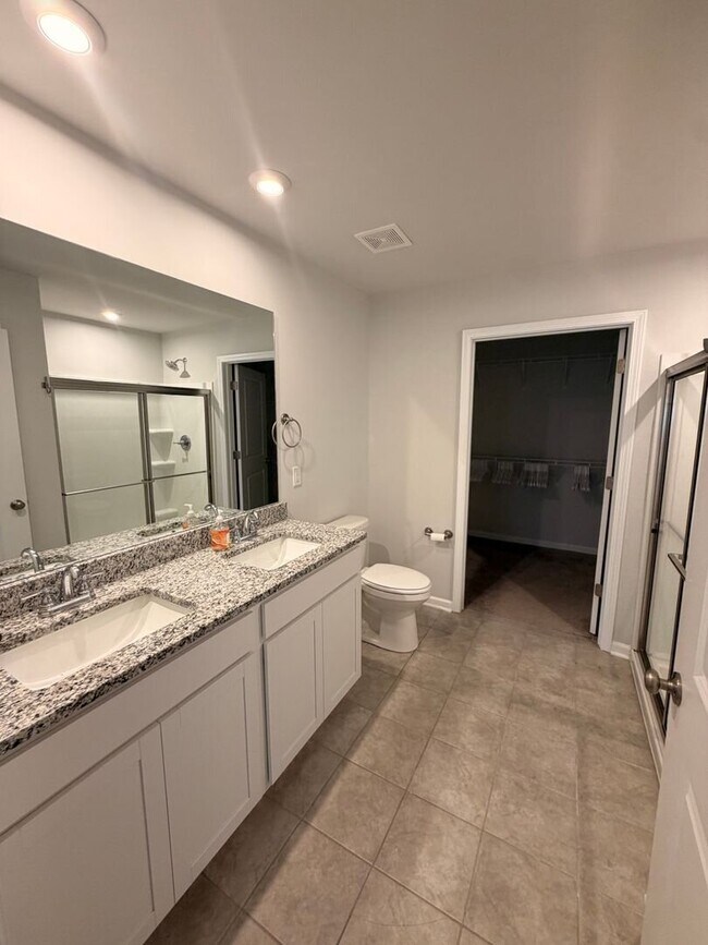 Building Photo - Like New 4 Bed, 2.5 Bath Townhome Available in Greenville