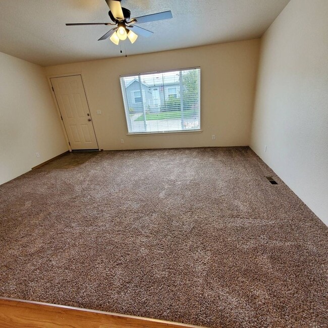 Building Photo - Pet Friendly 4 Bedroom  2 Bath w/ 2 Car Garage