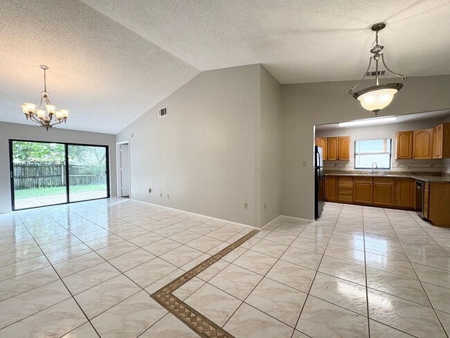 Building Photo - Great 3 BR home ~ Fenced Back Yard ~ A-Rat...