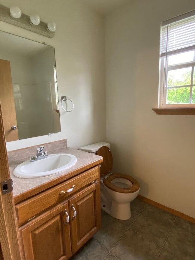 Building Photo - Nice 2BR/1BA Apartment Near MSSU in Joplin. (UPSTAIRS UNIT)